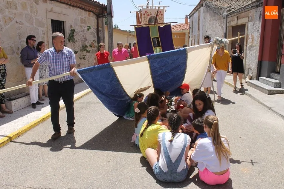 Foto 8 - Procesi&oacute;n y subasta de pendones en San Pedro del Valle en una calurosa jornada