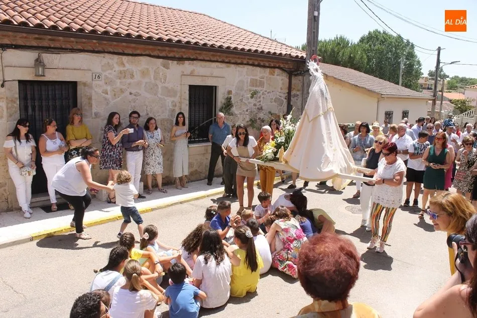 Foto 7 - Procesi&oacute;n y subasta de pendones en San Pedro del Valle en una calurosa jornada