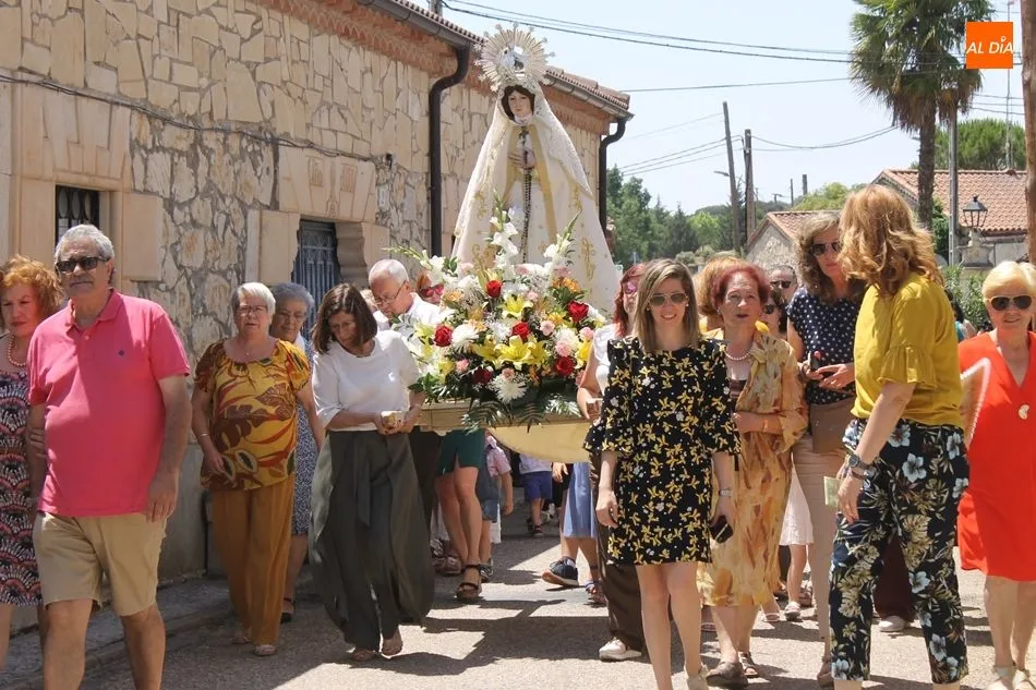 Foto 11 - Procesi&oacute;n y subasta de pendones en San Pedro del Valle en una calurosa jornada