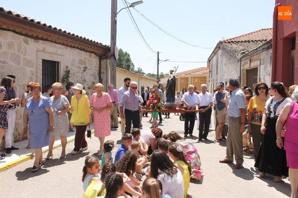 Foto 6 - Procesi&oacute;n y subasta de pendones en San Pedro del Valle en una calurosa jornada