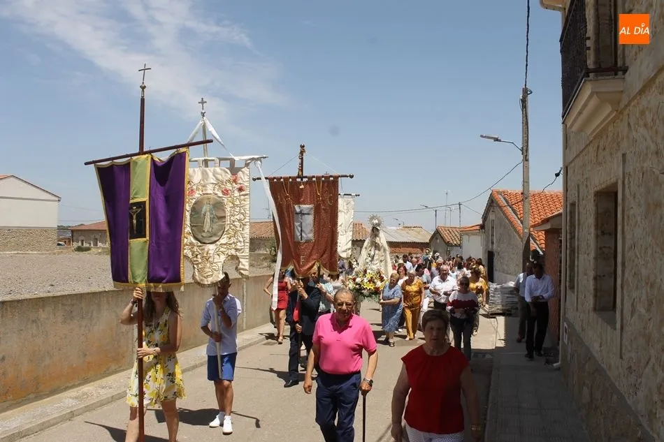 Foto 5 - Procesi&oacute;n y subasta de pendones en San Pedro del Valle en una calurosa jornada