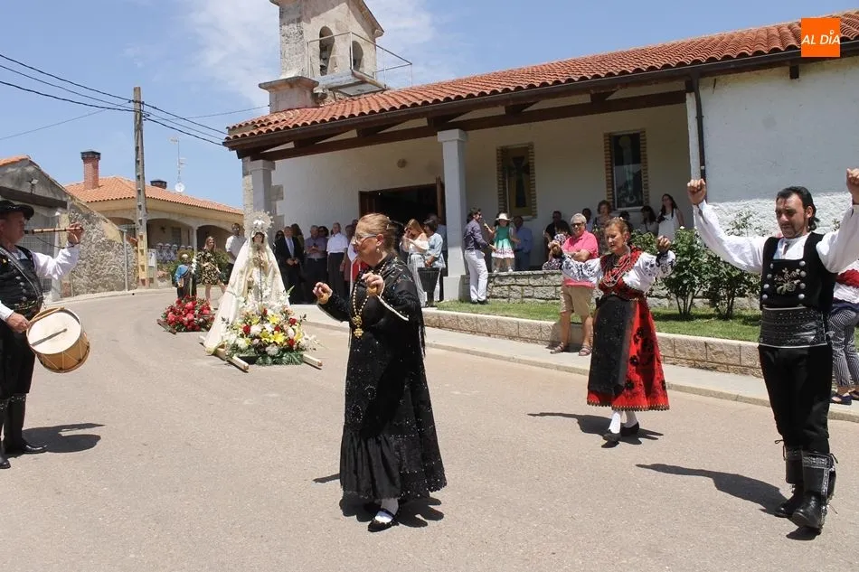 Foto 2 - Procesi&oacute;n y subasta de pendones en San Pedro del Valle en una calurosa jornada