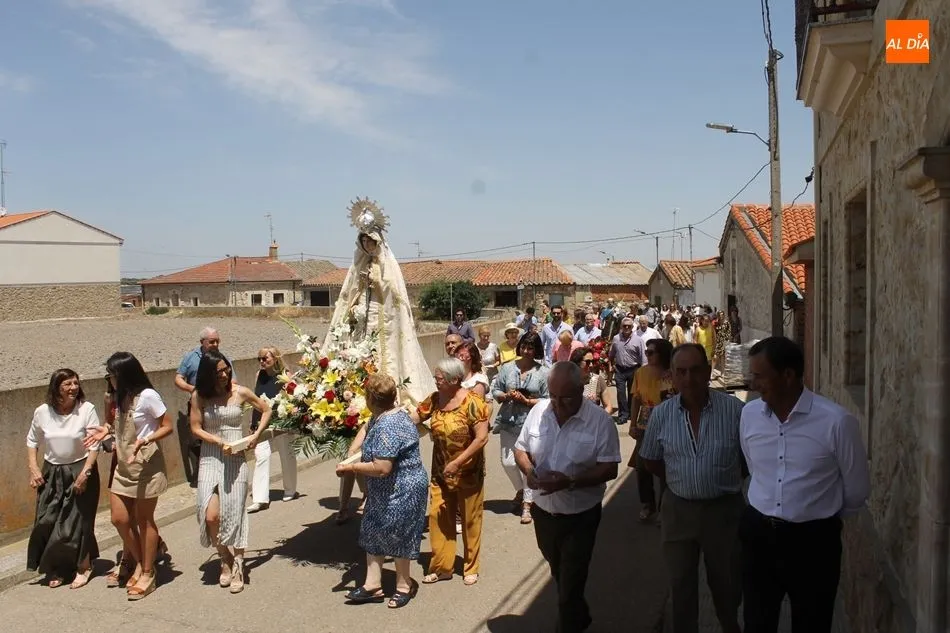 Foto 4 - Procesi&oacute;n y subasta de pendones en San Pedro del Valle en una calurosa jornada