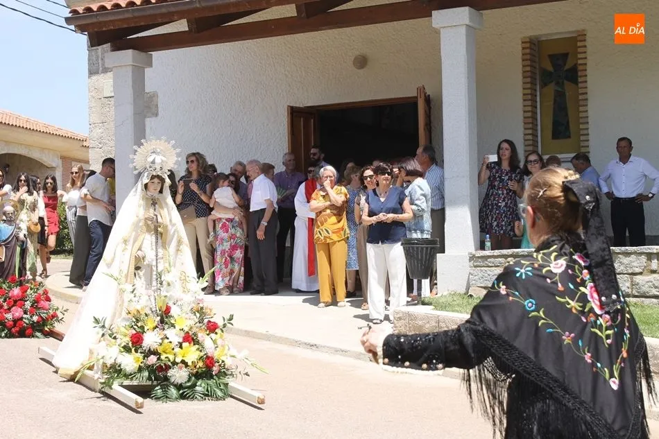 Foto 3 - Procesi&oacute;n y subasta de pendones en San Pedro del Valle en una calurosa jornada