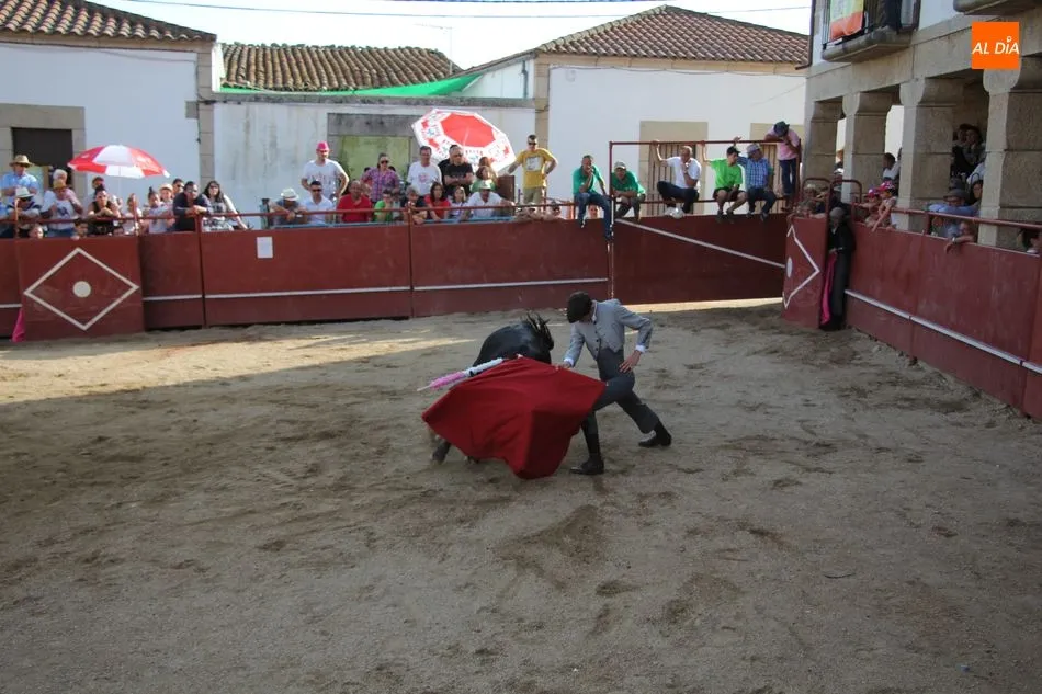 Foto 10 - Calor y buen ambiente en la clase pr&aacute;ctica con alumnos de la escuela de Tauromaquia en Bogajo  