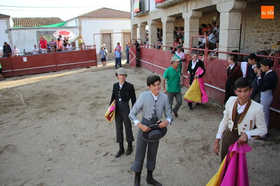 Foto 7 - Calor y buen ambiente en la clase pr&aacute;ctica con alumnos de la escuela de Tauromaquia en Bogajo  