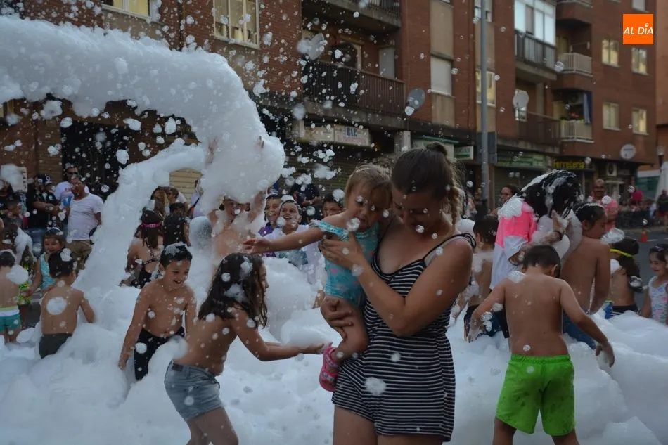 Foto 2 - Pizarrales se llena de diversi&oacute;n con la fiesta de la espuma