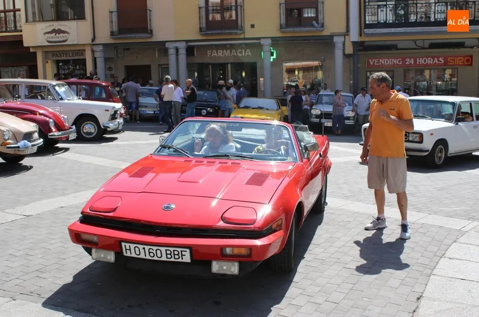 Jesús Núñez coordina la llegada de los vehículos a la Plaza Mayor