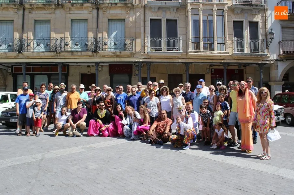 Foto 4 - El rugir de los veh&iacute;culos cl&aacute;sicos invade la Plaza Mayor