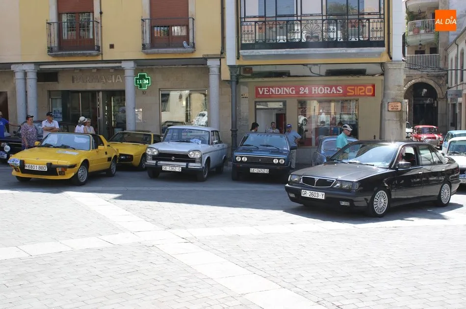 Foto 3 - El rugir de los veh&iacute;culos cl&aacute;sicos invade la Plaza Mayor