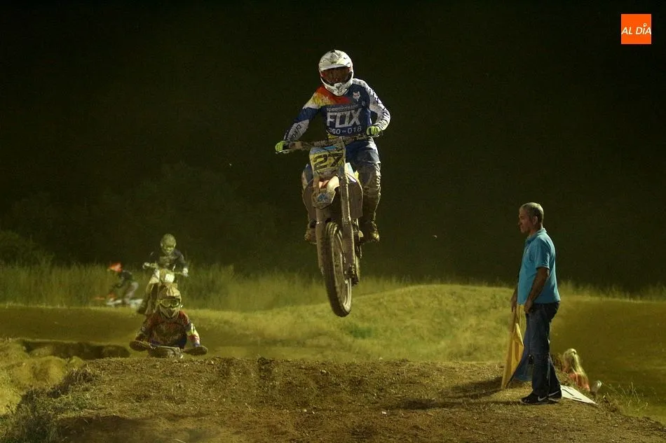 Foto 11 - La villa disfruta de la emoci&oacute;n del motocross nocturno