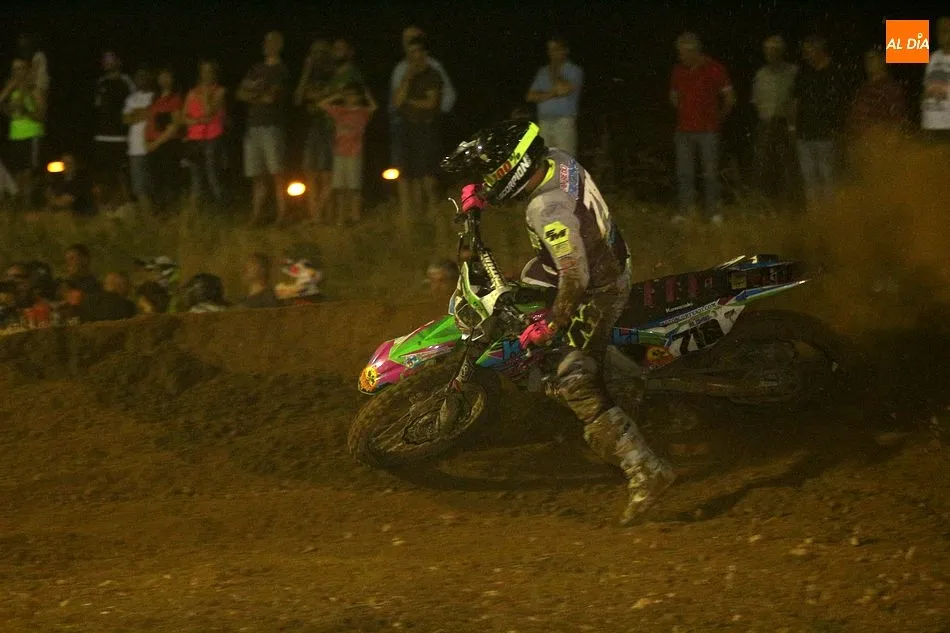 Foto 10 - La villa disfruta de la emoci&oacute;n del motocross nocturno