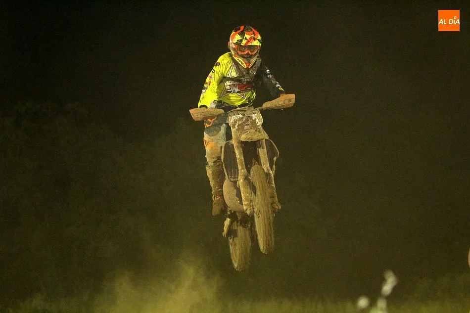 Foto 9 - La villa disfruta de la emoci&oacute;n del motocross nocturno