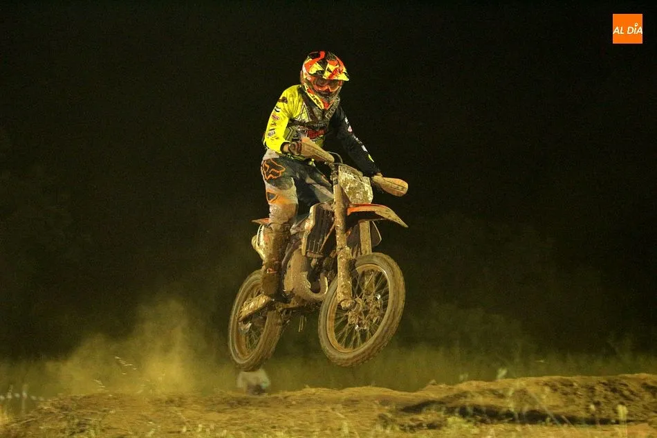 Foto 8 - La villa disfruta de la emoci&oacute;n del motocross nocturno