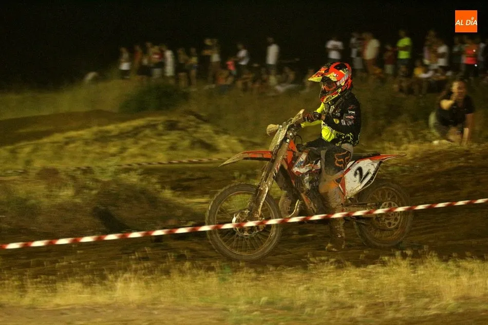 Foto 7 - La villa disfruta de la emoci&oacute;n del motocross nocturno