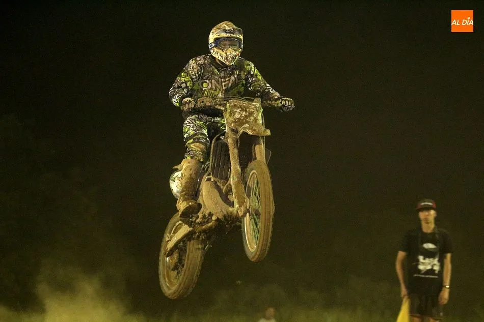 Foto 6 - La villa disfruta de la emoci&oacute;n del motocross nocturno