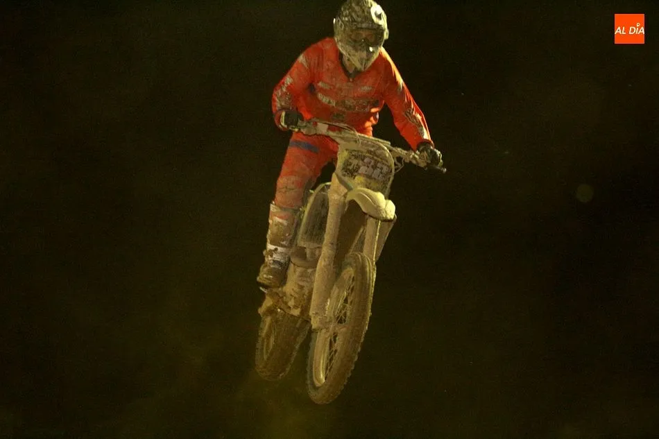 Foto 5 - La villa disfruta de la emoci&oacute;n del motocross nocturno