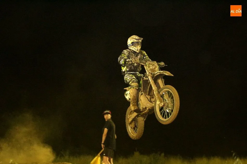 Foto 4 - La villa disfruta de la emoci&oacute;n del motocross nocturno