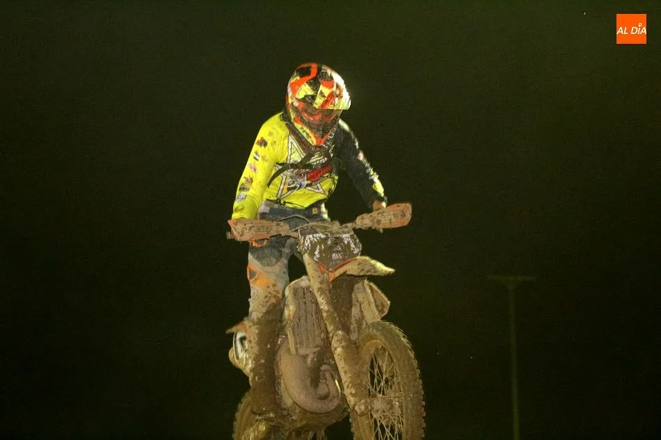 Foto 3 - La villa disfruta de la emoci&oacute;n del motocross nocturno