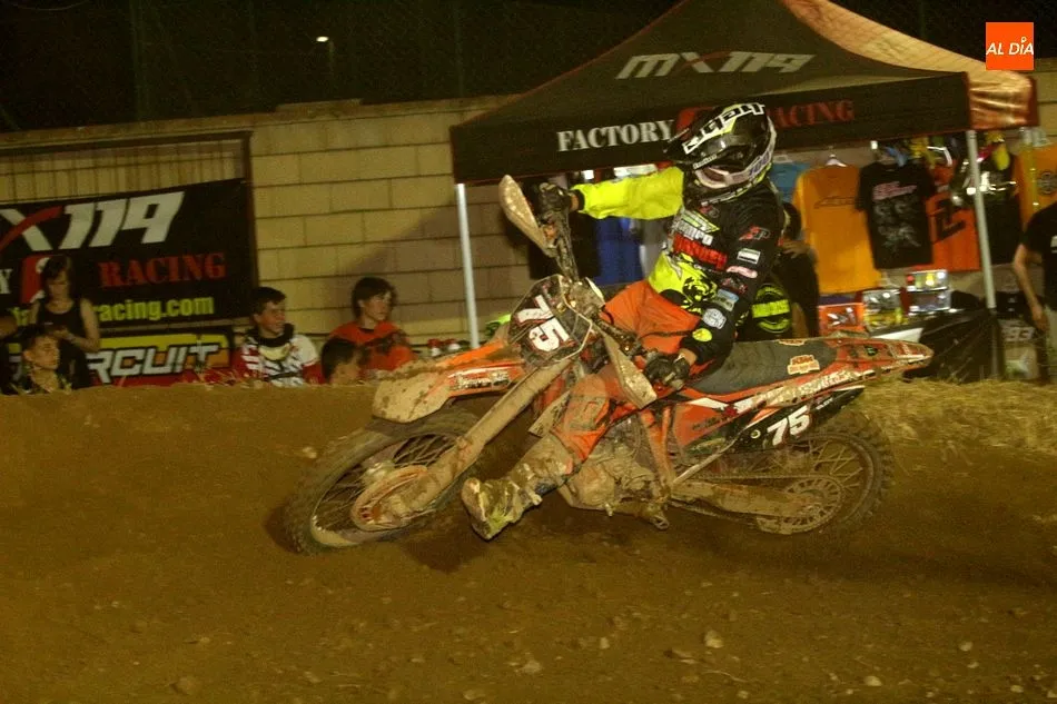 Foto 2 - La villa disfruta de la emoci&oacute;n del motocross nocturno