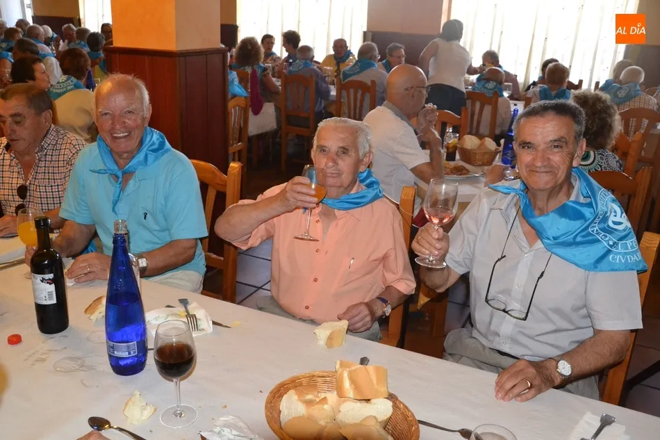 Foto 11 - Los socios de El Porvenir se re&uacute;nen en una comida de confraternizaci&oacute;n  