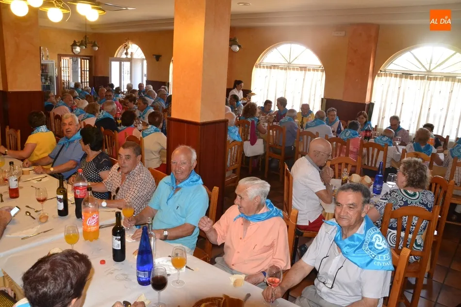 Foto 9 - Los socios de El Porvenir se re&uacute;nen en una comida de confraternizaci&oacute;n  