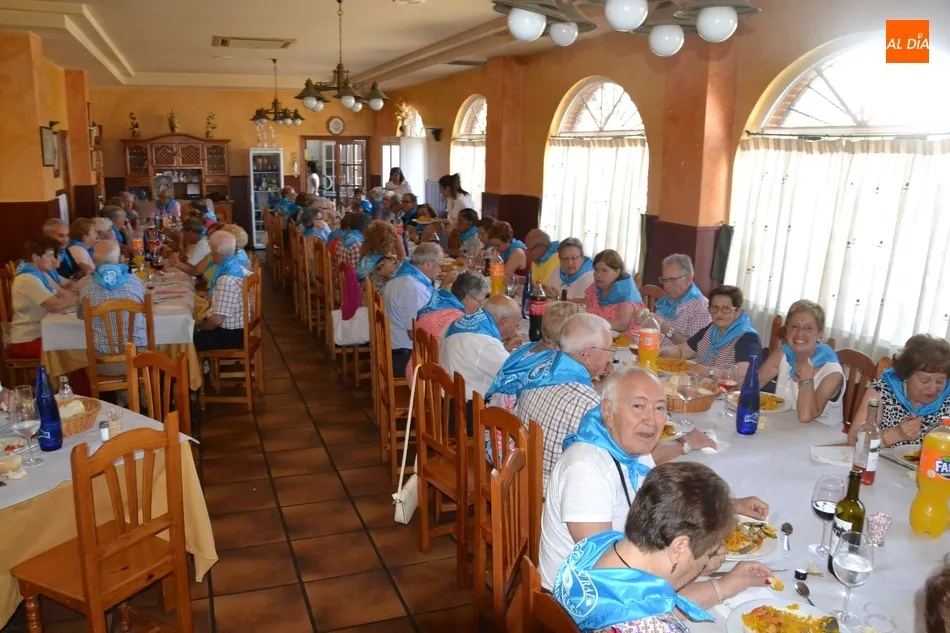 Foto 2 - Los socios de El Porvenir se re&uacute;nen en una comida de confraternizaci&oacute;n  