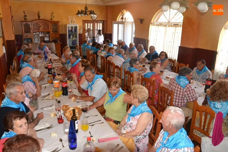 Foto 8 - Los socios de El Porvenir se re&uacute;nen en una comida de confraternizaci&oacute;n  