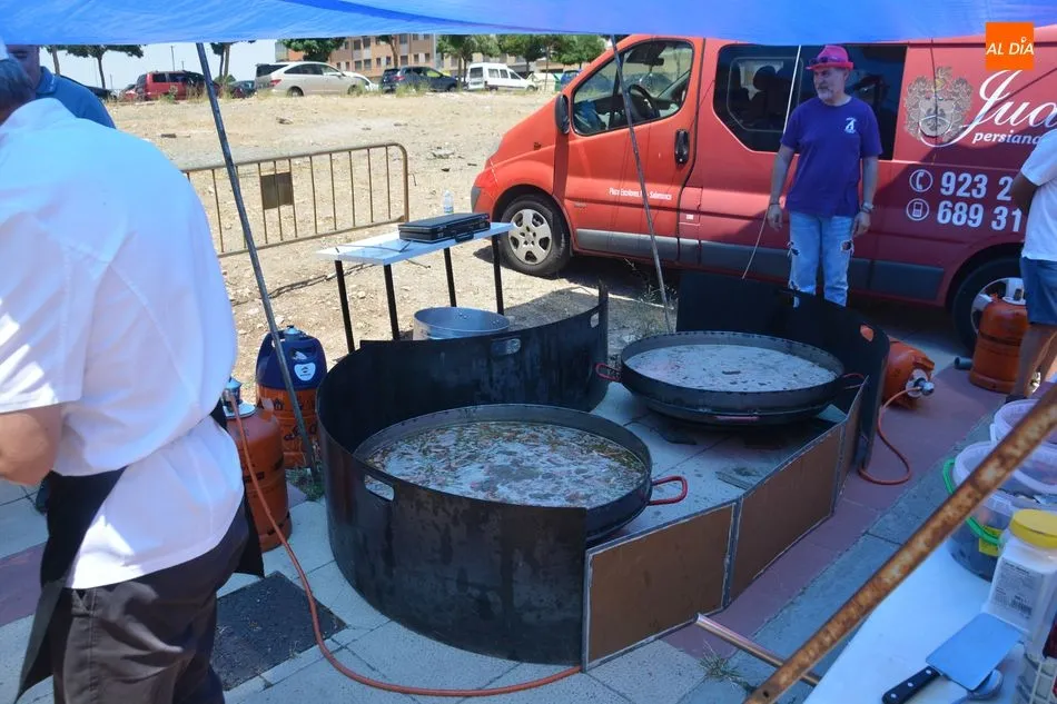 Foto 10 - Los vecinos de Pizarrales comparten una sabrosa paella en el parque Valhondo