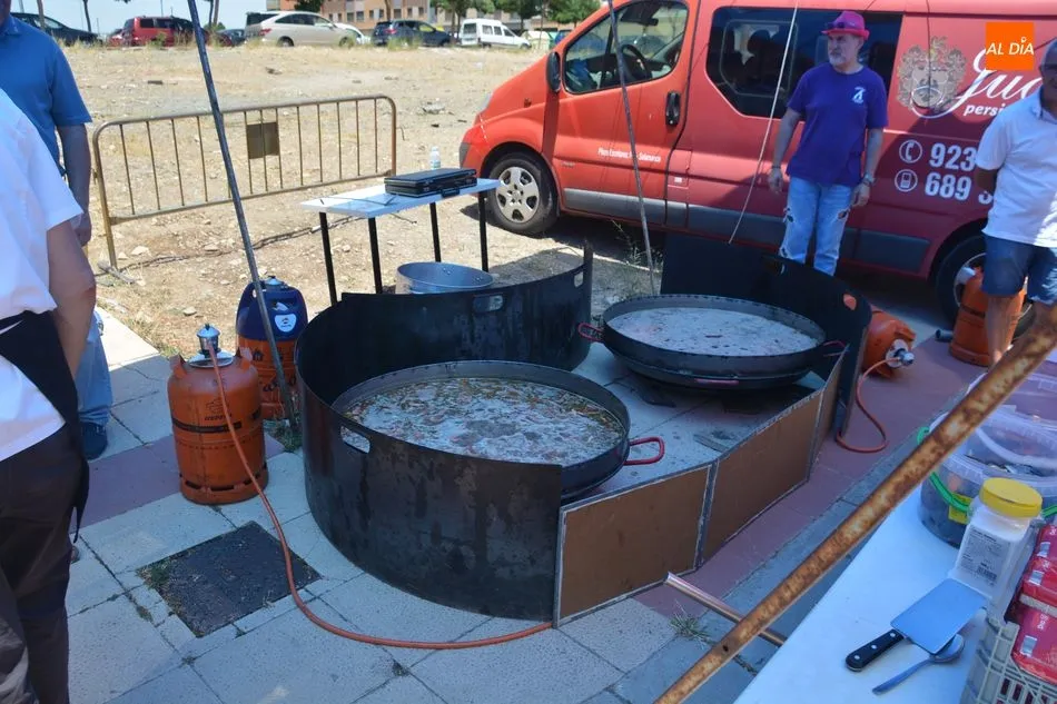 Foto 9 - Los vecinos de Pizarrales comparten una sabrosa paella en el parque Valhondo