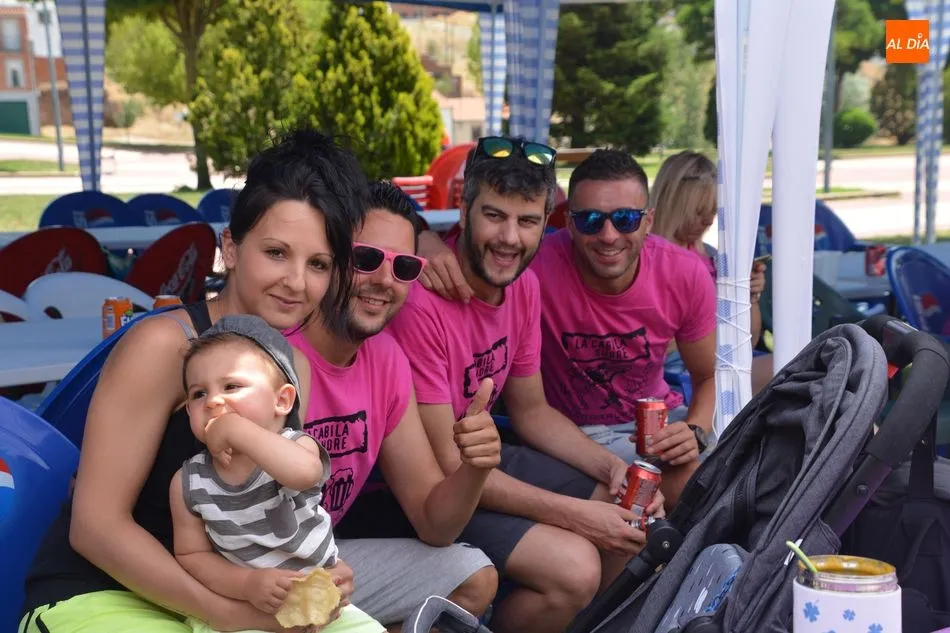 Los vecinos de Pizarrales comparten una sabrosa paella en el parque Valhondo