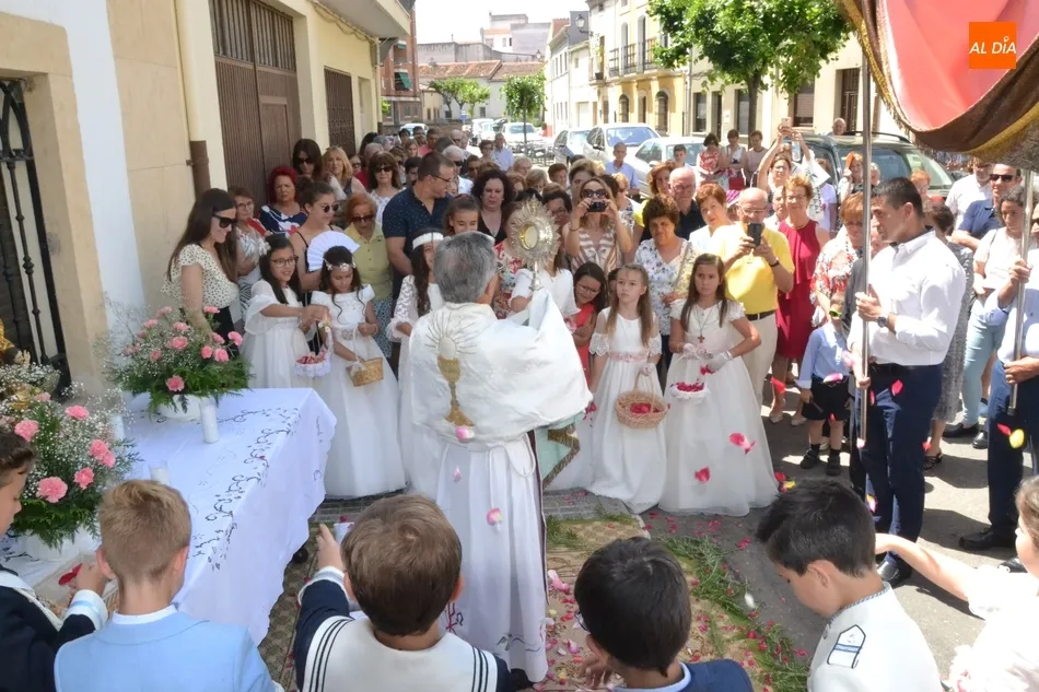 Foto 11 - Una docena de ni&ntilde;os acompa&ntilde;an al Sant&iacute;simo por las calles de San Crist&oacute;bal  