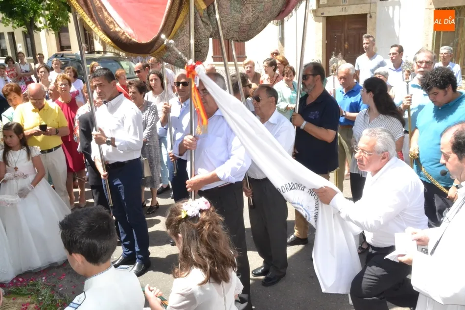 Foto 9 - Una docena de ni&ntilde;os acompa&ntilde;an al Sant&iacute;simo por las calles de San Crist&oacute;bal  