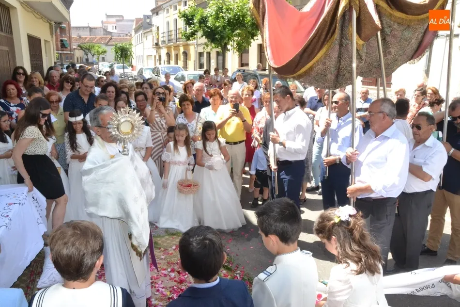 Foto 10 - Una docena de ni&ntilde;os acompa&ntilde;an al Sant&iacute;simo por las calles de San Crist&oacute;bal  