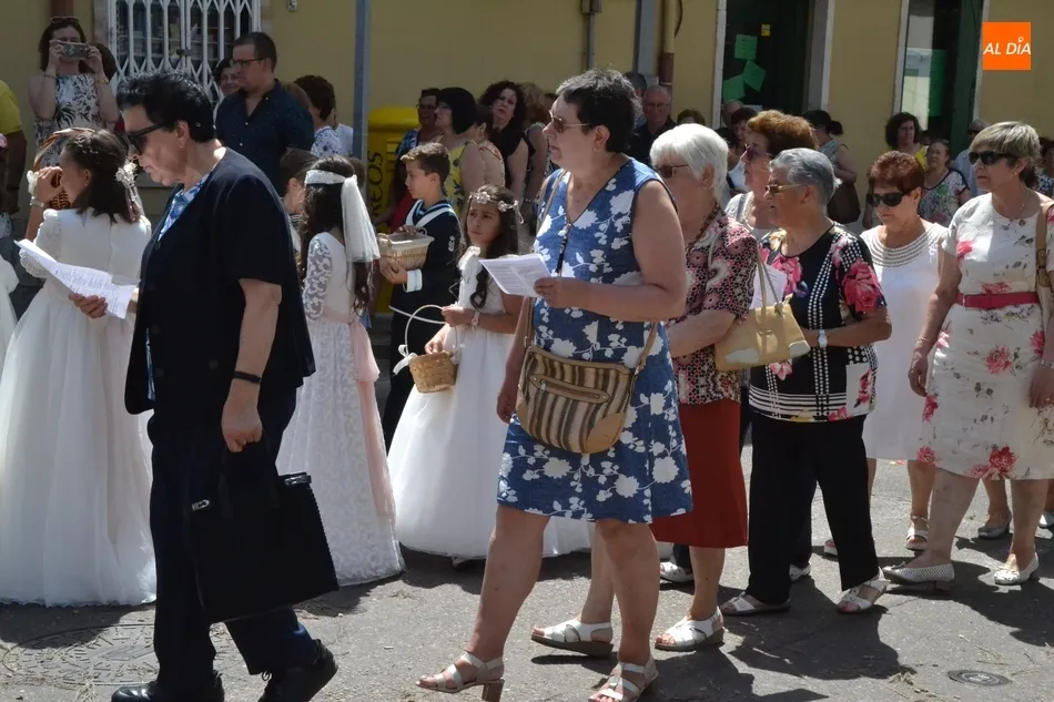 Foto 5 - Una docena de ni&ntilde;os acompa&ntilde;an al Sant&iacute;simo por las calles de San Crist&oacute;bal  