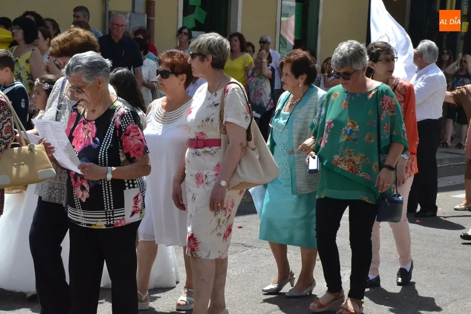 Foto 4 - Una docena de ni&ntilde;os acompa&ntilde;an al Sant&iacute;simo por las calles de San Crist&oacute;bal  