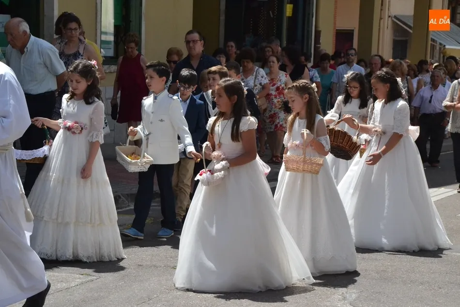 Foto 7 - Una docena de ni&ntilde;os acompa&ntilde;an al Sant&iacute;simo por las calles de San Crist&oacute;bal  