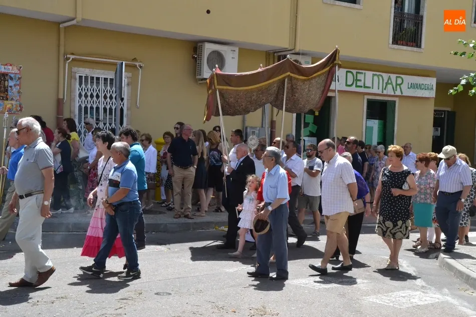 Foto 2 - Una docena de ni&ntilde;os acompa&ntilde;an al Sant&iacute;simo por las calles de San Crist&oacute;bal  