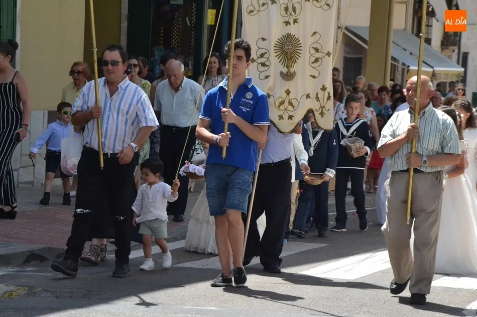 Foto 8 - Una docena de ni&ntilde;os acompa&ntilde;an al Sant&iacute;simo por las calles de San Crist&oacute;bal  