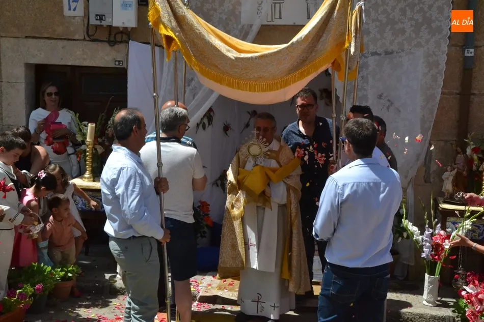 Foto 2 - El Sant&iacute;simo recorre el barrio de San Andr&eacute;s con una notable compa&ntilde;&iacute;a musical  