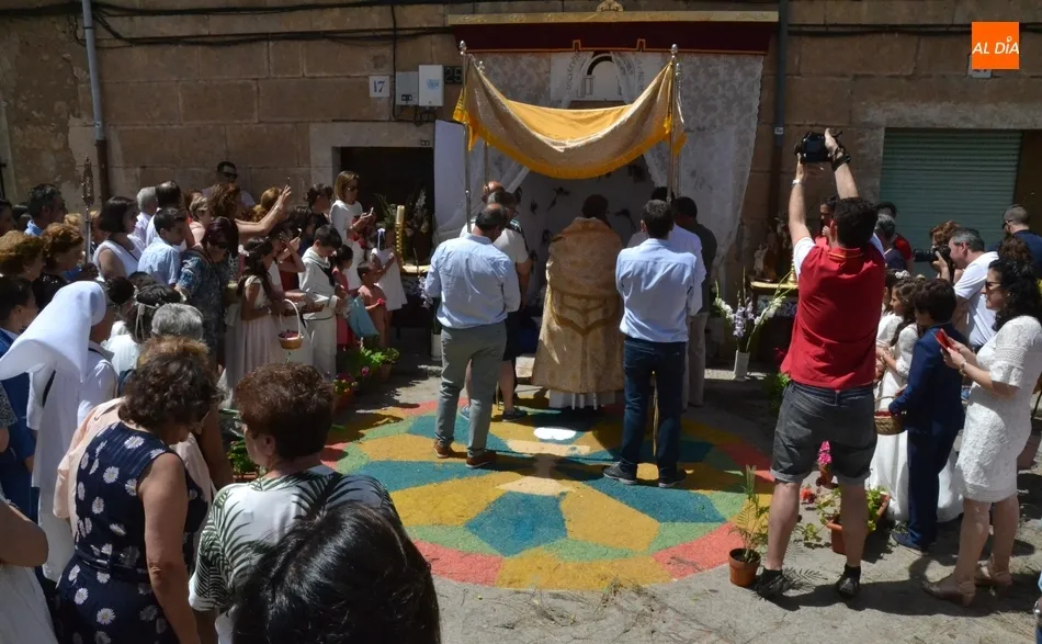 Foto 3 - El Sant&iacute;simo recorre el barrio de San Andr&eacute;s con una notable compa&ntilde;&iacute;a musical  