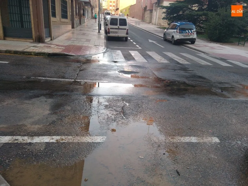 Foto 2 - Nueva inundaci&oacute;n de la calzada y de un garaje de la calle Corregidor Caballero Llanes  