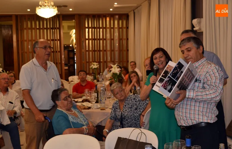 Foto 10 - M&aacute;s de 200 personas participan en el homenaje a Isidro Rodr&iacute;guez Plaza en su despedida de la...