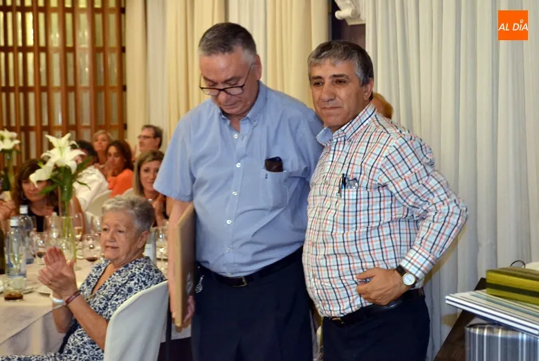 Foto 6 - M&aacute;s de 200 personas participan en el homenaje a Isidro Rodr&iacute;guez Plaza en su despedida de la...