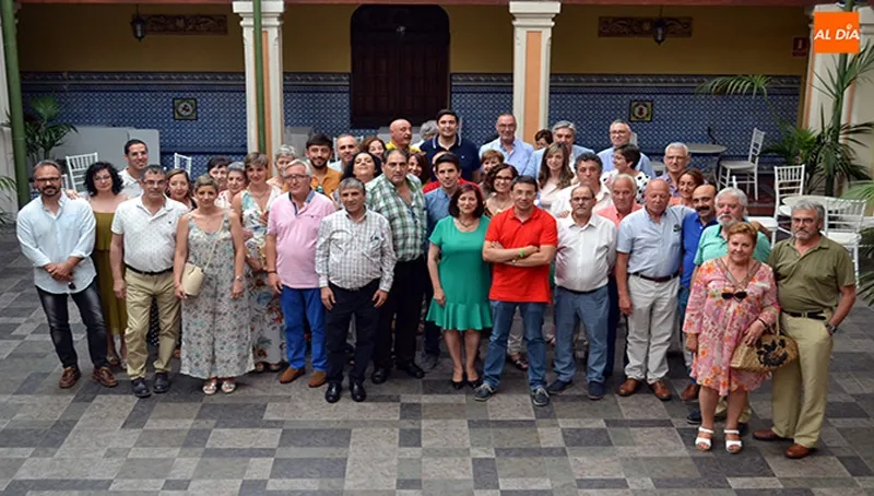 Foto 3 - M&aacute;s de 200 personas participan en el homenaje a Isidro Rodr&iacute;guez Plaza en su despedida de la...