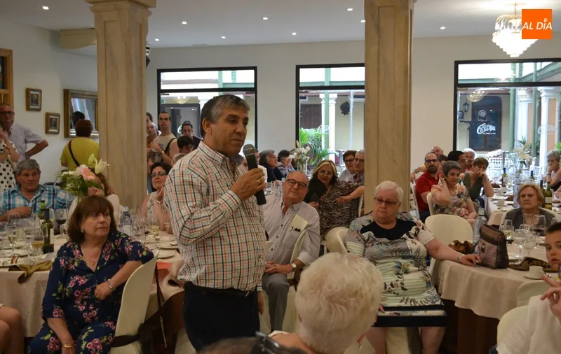 Foto 2 - M&aacute;s de 200 personas participan en el homenaje a Isidro Rodr&iacute;guez Plaza en su despedida de la...