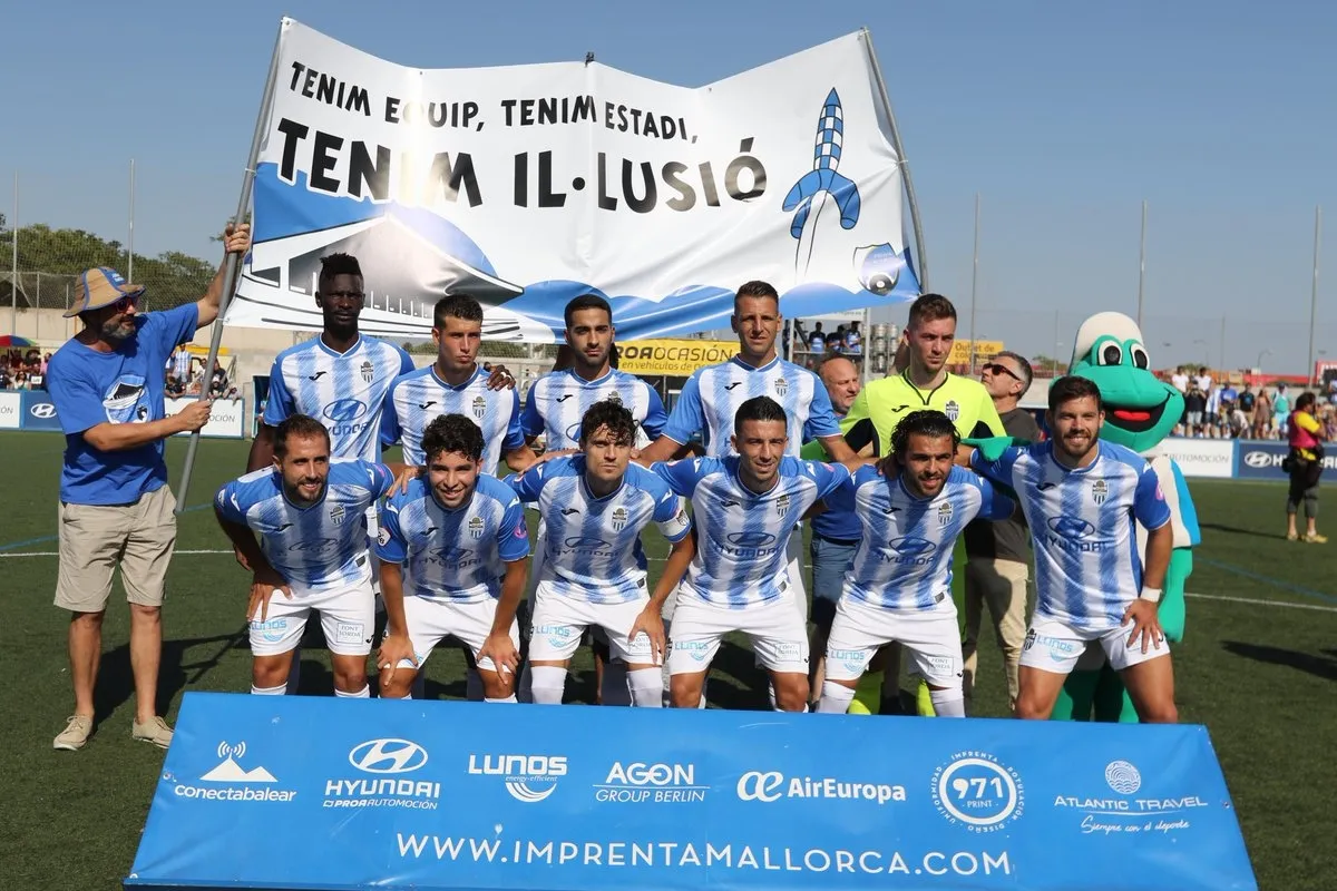 Kike López (primero por la derecha), en el once titular junto al resto de sus compañeros / Atlético Baleares