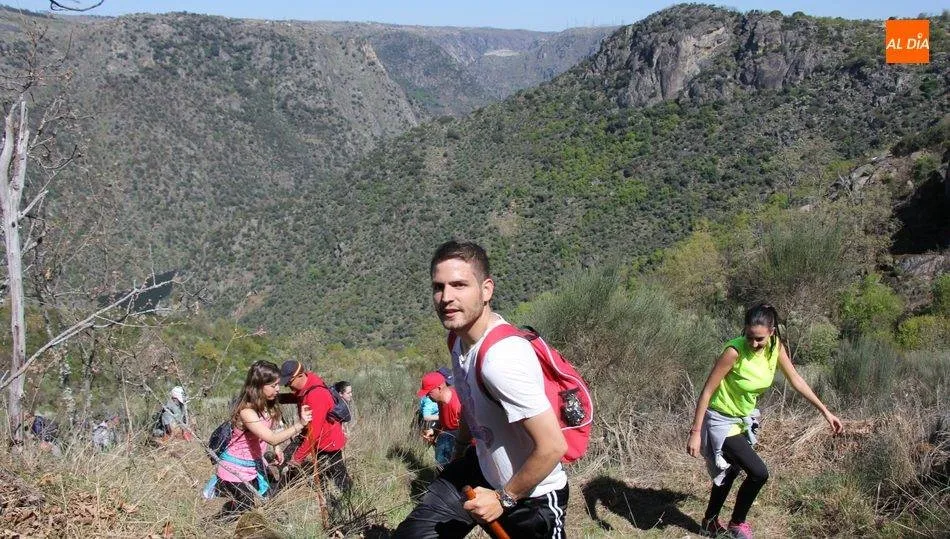 Senderistas en Mieza. Foto de Corral