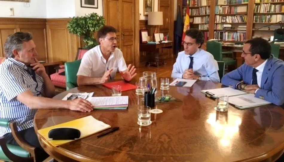 Reunión del secretario general de COAG, Miguel Blanco, con el secretario general de Agricultura, Fernando Miranda. Foto Europa Press