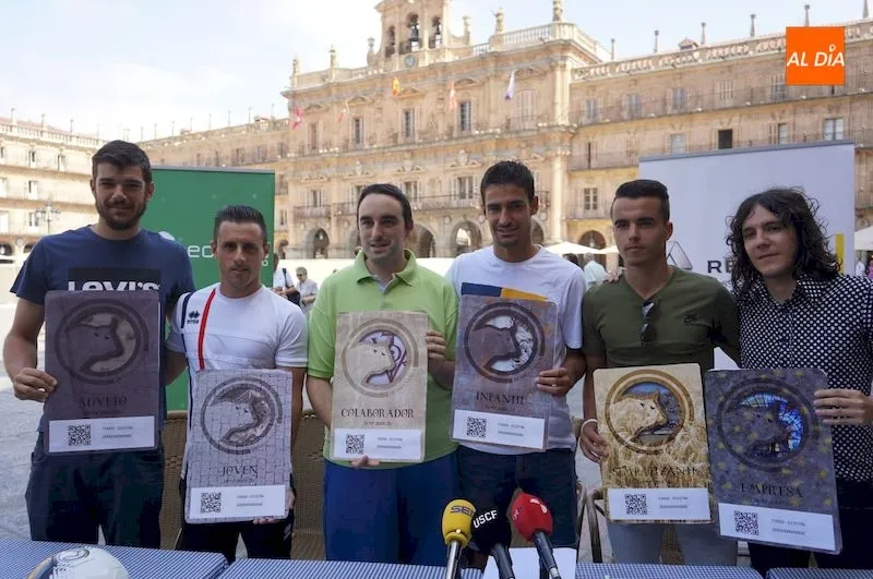 Jugadores de Unionistas junto a representantes del club durante la presentación de la campaña / Ramón Vicente